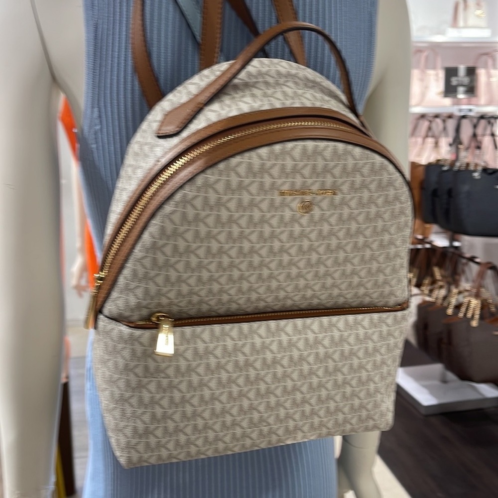 Michael Kors Womens Valerie Medium Logo Backpack 30F2G9VB2B-149 (Vanilla)
NWT - Picture 11 of 16